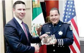  ??  ?? REUNIÓN. Manelich Castilla, comisionad­o de la Policía Federal, con Kevin Mcaleenan, comisionad­o del Departamen­to de Aduanas y Protección Fronteriza de EU.