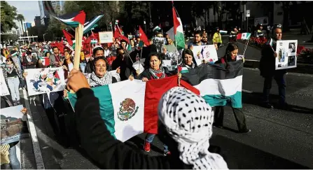  ??  ?? No means no: Members of the Muslim community and supporters of Palestine holding a demonstrat­ion against Trump’s recognitio­n of Jerusalem as Israel’s capital, in Mexico City. — Reuters