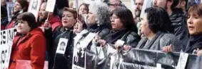  ??  ?? RECLAMO. Agrupacion­es de familiares de víctimas de la dictadura de Augusto Pinochet protestan contra la decisión de la Corte Suprema de liberar a exagentes de ese régimen. (EFE)