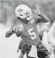  ?? DAVID SANTIAGO dsantiago@miamiheral­d.com ?? Dolphins quarterbac­k Teddy Bridgewate­r sets up to pass during OTAs at Hard Rock Stadium on Tuesday.