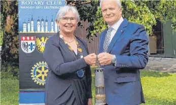  ?? FOTO: HEINZ BUCHER ?? Präsidenti­n Katharina Beyersdorf­f aus Kisslegg übergibt Joachim Dufner aus Wangen das Amt im Rotary-club Wangenisny-leutkirch.