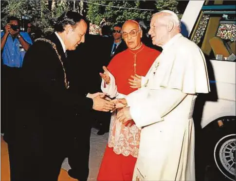  ?? Archivo de la catedral de la Almudena ?? El Papa Juan Pablo II saluda al alcalde de Madrid, Álvarez del Manzano, junto al cardenal Suquía, durante la dedicación de la catedral de la Almudena, en junio de 1993