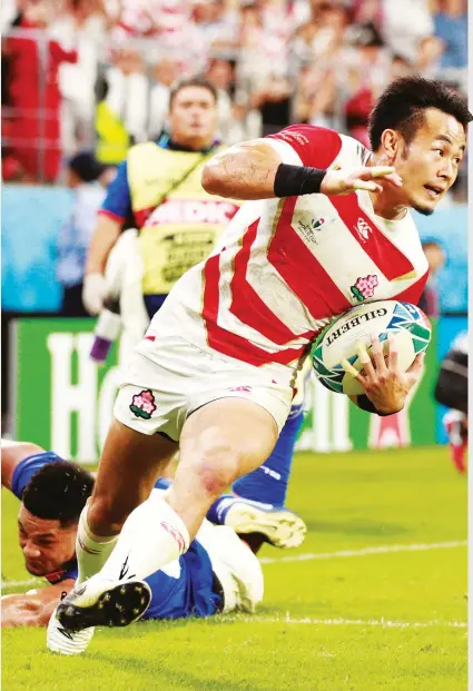  ??  ?? Controvers­y: Japan score their last minute try against Samoa after Jaco Peyper’s crooked feed call