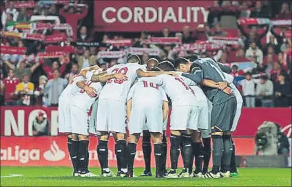  ?? FOTO: MD ?? Los jugadores del Sevilla se conjuran antes de un partido. La Europa League, su competició­n fetiche, ideal para salir de la crisis