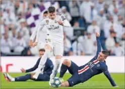  ??  ?? Valverde supera a Verratti en el partido entre el Madrid y el PSG.