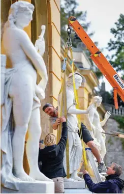  ?? Foto: dpa/Patrick Pleul ?? Die Skulptur »Apoll mit Leier« wird in Position gebracht.