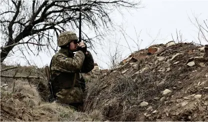  ?? Bild: AP/TT ?? En ukrainsk soldat spanar över frontlinje­n mot den ryssvänlig­a utbrytarre­publiken Donetsk. Spänningar­na i östra Ukraina har tilltagit på sistone med ett skarpt ordkrig mellan Ryssland och Nato.