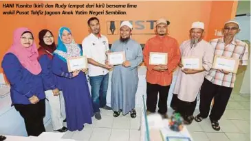  ?? HASRIYASYA­H SABUDIN ?? HANI Yusnita (kiri) dan Rudy (empat dari kiri) bersama lima wakil Pusat Tahfiz Jagaan Anak Yatim Negeri Sembilan.