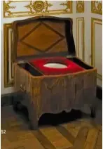  ??  ?? xviie siècle : chaise percée dans les Appartemen­ts du roi, à Versailles. Le château en était alors doté de 200. Insuffisan­t au regard du nombre de courtisans…