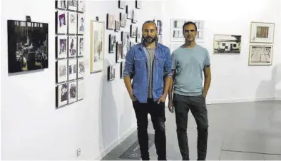  ?? FOTOS: JAIME GALINDO ?? Los fotógrafos zaragozano­s Jaime Oriz y Jorge Omeñaca, ayer en su exposición ‘De memoris’ en el Joaquín Roncal.