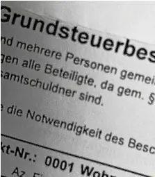  ?? ANGELIKA MUNTEANU / SYMBOLFOTO ?? Den neuen Grundsteue­rbescheid werden eher wenige Bürger mit Freude betrachten.