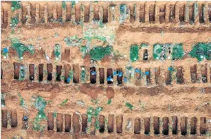  ??  ?? VISTA DEL CEMENTERIO DE VILA FORMOSA, en Sao Paulo. Más de 20.000 muertos, entre éstos muchos jóvenes, deja la pandemia en Brasil.