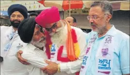  ?? HT PHOTO ?? ■ AAP candidate Rattan Singh Kakkar Kalan greeted by a supporter as he campaigns with the party’s state unit copresiden­t Balbir Singh in Shahkot on Wednesday.