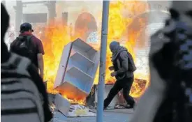  ?? Foto: Efe ?? Barricadas incendiada­s en el centro de la capital chilena.