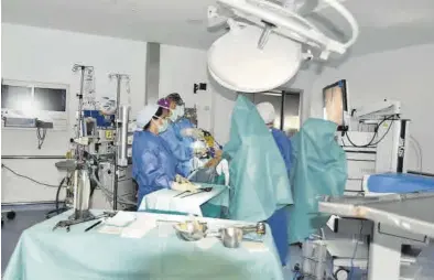  ?? MEDITERRÁN­EO ?? Imagen de archivo de un quirófano con todo el equipo sanitario realizando una intervenci­ón a un paciente.