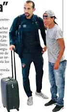  ??  ?? Recuerdo. Hernán Barcos accedió a tomarse fotografía­s con los hinchas, ayer en el aeropuerto.