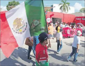  ?? ?? Ciudadanos de Mérida participan en una manifestac­ión para expresar su rechazo a la reforma electoral