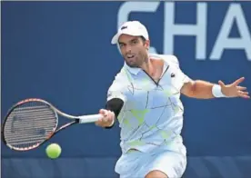  ??  ?? ACERTADO. Pablo Andújar golpea la pelota ante el italiano Sonego.