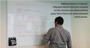  ??  ?? Tableau blanc à l’appui, l’équipe bleue liste les risques et les ressources disponible­s pour faire face à la cyberattaq­ue imminente.