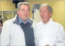  ??  ?? Le maire et Raymond du club des ainés qui a beaucoup aidé pour le repas