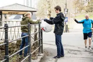  ?? LINE HÅRKLAU ?? DNT sentralt plukker søppel i arbeidstid­en.