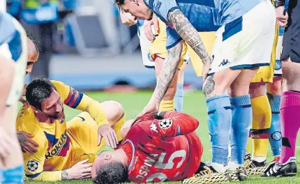  ?? EFE ?? Al final del juego entre Nápoles y Barcelona se vivió un momento tenso en el que el argentino Messi chocó con el colombiano Ospina.