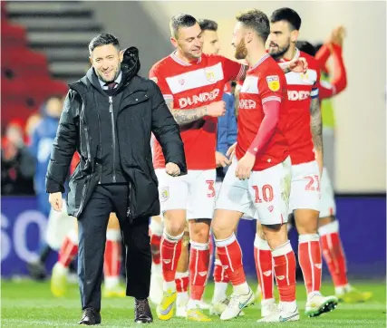  ?? Picture: Nizaam Jones/JMP ?? Lee Johnson celebrates Saturday’s victory with his Bristol City players