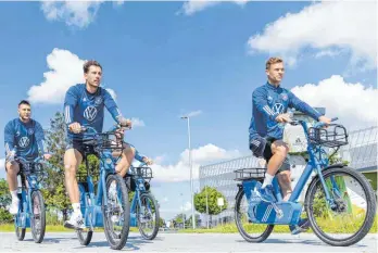  ?? FOTO: DANIEL KARMANN/DPA ?? Im Trainingsc­amp in Herzogenau­rach ging es für die Nationalsp­ieler um Niklas Süle (von links), Leon Goretzka und Joshua Kimmich noch relativ entspannt zu. Gegen Ungarn fordert Bundestrai­ner Hansi Flick Vollgas-fußball.