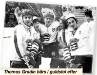  ?? FOTO: ULF RIGNER ?? Thomas Gradin bärs i guldstol efter segern mot Dalarna i semifinale­n av TV-pucken 1971.