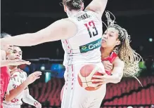  ?? Suministra­da / fiba ?? Arella Guirantes engaña a una rival belga y busca a sus espaldas pasarle el balón a una compañera.