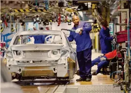  ??  ?? Industrial­izzazione.
L’impianto Bmw di Rosslyn, in Sud Africa
KEVIN SUTHERLAND / BLOOMBERG