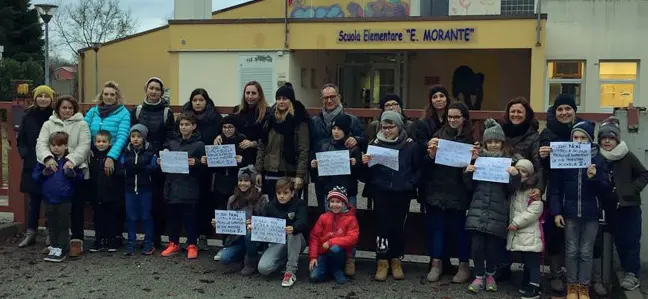  ??  ?? Solidali I bimbi e i genitori della scuola elementare Morante di Oriago di Mira, nel Veneziano, ieri, mentre manifestan­o a sostegno delle loro insegnanti