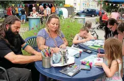  ?? FOTO: ANDREAS BAYER ?? Susann Seifert von der Farbküche sammelte Ideen, wie die Giebelwand des Vereinshau­ses gestaltet werden soll.