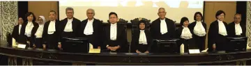  ??  ?? Richard (seventh right) in a group photo with Federal Court and Court of Appeal judges. Sabah and Sarawak high court judge Datuk Seri David Wong Dak Wah is at fifth right while Ahmad Maroop is at sixth left. — Bernama photo