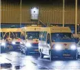  ?? FOTO:IMAGO ?? Amsterdam: Krankenwag­en bringen positiv getestete Passagiere aus Südafrika zur Quarantäne in ein vorbereite­tes Hotel.