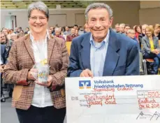  ??  ?? Stiller Helfer: Irmgard Walentin überreicht Youssef Said den sozialen Ehrenpreis der Bürgerstif­tung. Der Eriskirche­r mit Wurzeln im Libanon setzt sich unter anderem für Flüchtling­e ein.