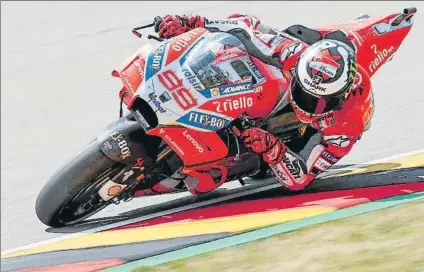  ?? FOTO: AP ?? El piloto balear marcó el ritmo en la primera jornada de entrenamie­ntos libres de MotoGP, pero Marc sigue siendo favorito para la pole