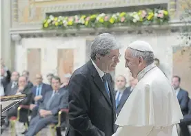  ?? ANSA ?? Saludo. El Papa con el primer ministro italiano Paolo Gentiloni.
