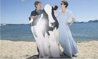  ??  ?? Pour la première fois à Cannes avec Swann Arlaud et l’héroïne animale du film Petit
Paysan, Sara Giraudeau n’a pas souvenir d’une vacherie qu’on lui aurait faite sur la Croisette : « Ou alors, qu’est ce qu’elle était douce ! »