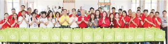  ??  ?? Front row, Francis (eighth left), Frankie (tenth left) and the staff of Dongshun Group and Nuga Best (Sabah) Sdn Bhd giving away goodie bags to the senior citizens at Sri Pritchard Old Folks Home.