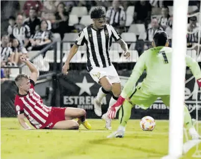  ?? GABRIEL UTIEL ?? Fabrício Santos encara la portería rival en el choque de hace dos jornadas en Castalia ante el Bilbao Athletic.