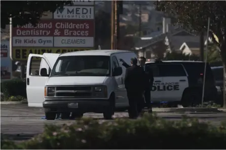  ?? AFP ?? En Monterey Park, California, 11 personas perdieron la vida en una zona de mayoría asiática. El atacante, de 72 años, apareció muerto posteriorm­ente.