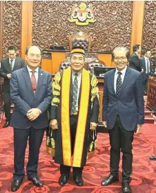  ?? ?? Gerawat (left) and Mohammad Medan in a photo-call with Mutang after the swearing-in ceremony.