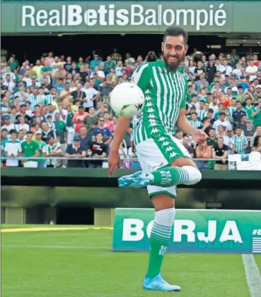  ??  ?? ESPERADO. Borja Iglesias por fin pudo presentars­e como nuevo jugador del Betis.