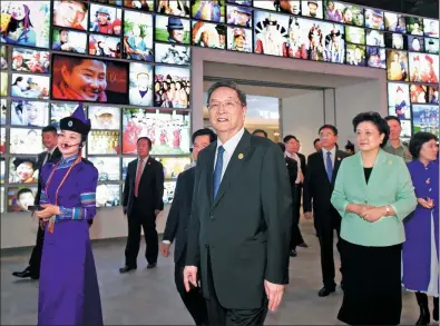  ?? HOU YU / CHINA NEWS SERVICE ?? At an exhibition in Hohhot in the Inner Mongolia autonomous region, Yu Zhengsheng, China’s top political adviser, Vice-Premier Liu Yandong and other members of the central government delegation take a tour on Monday.