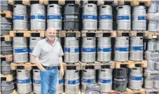  ?? FOTO:SIG ?? Martin Steinhause­r stellt in seiner Weinkeller­ei in Kressbronn aus Altbier der Brauerei Schumacher in Düsseldorf einen Bierbrand her.