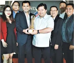  ??  ?? IN PHOTO are Mayor Felipe Antonio Remollo (center), along with the city officials and department heads, receiving the award with DoT Central Visayas regional director Shalimar Hoffer Tamano.