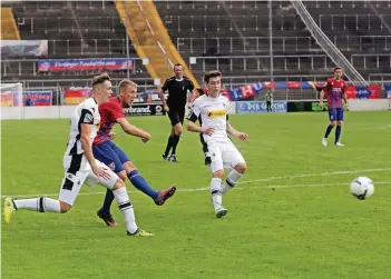  ?? RP-FOTO: THOMAS LAMMERTZ ?? 1:0 für KFC: Connor Krempicki, der im Sommer aus Bonn zum KFC gewechselt war, krönte seinen feinen Sololauf über die Außenseite mit dem Führungstr­effer.