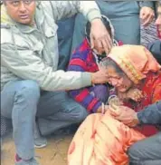  ??  ?? People pay last respect to soldier Saurabh Katara at Baroli Brahmin village in Bharatpur on Thursday; Katara’s wife Poonam Devi.
HT PHOTOS