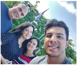  ?? RODOLFO MORA PARA LN ?? Rodolfo Mora y su familia, el pilar más importante de su vida.